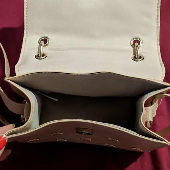 🎉 MOVING SALE🎉 pink crossbody bag with gold bees - Picture 4 of 4